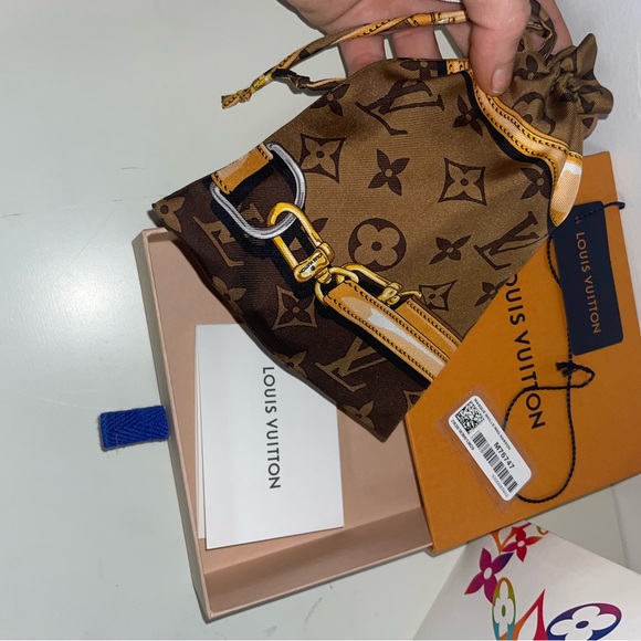 Louis Vuitton mask and silk bag - Picture 3 of 9
